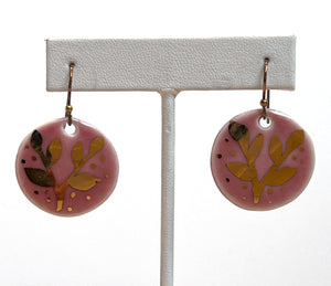 Samara Weaver: Gold Floral Dangly Earrings (Pink)